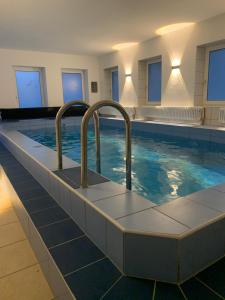 una gran piscina con 2 bares en un edificio en Pool & Peace, en Güstrow
