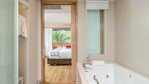 Ein Bett oder Betten in einem Zimmer der Unterkunft Phuket Graceland Resort and Spa