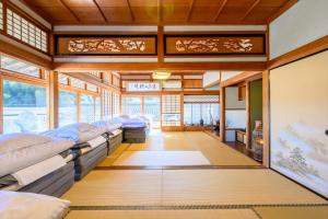 Postel nebo postele na pokoji v ubytování 玉造和暖 WaDan 島根県玉造温泉街に佇む和の趣あふれる古民家旅館 supported by COCOSTAY