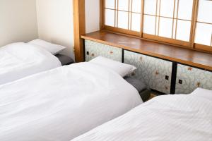 Katil atau katil-katil dalam bilik di 玉造和暖 WaDan 島根県玉造温泉街に佇む和の趣あふれる古民家旅館 supported by COCOSTAY