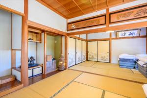 Katil atau katil-katil dalam bilik di 玉造和暖 WaDan 島根県玉造温泉街に佇む和の趣あふれる古民家旅館 supported by COCOSTAY