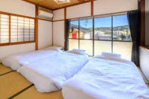 Katil atau katil-katil dalam bilik di 玉造和暖 WaDan 島根県玉造温泉街に佇む和の趣あふれる古民家旅館 supported by COCOSTAY
