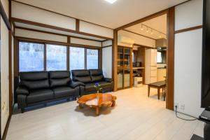 Kuchyň nebo kuchyňský kout v ubytování 玉造和暖 WaDan 島根県玉造温泉街に佇む和の趣あふれる古民家旅館 supported by COCOSTAY