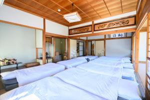 Katil atau katil-katil dalam bilik di 玉造和暖 WaDan 島根県玉造温泉街に佇む和の趣あふれる古民家旅館 supported by COCOSTAY