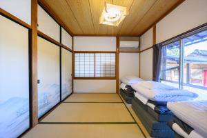 Katil atau katil-katil dalam bilik di 玉造和暖 WaDan 島根県玉造温泉街に佇む和の趣あふれる古民家旅館 supported by COCOSTAY