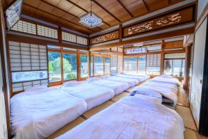 Katil atau katil-katil dalam bilik di 玉造和暖 WaDan 島根県玉造温泉街に佇む和の趣あふれる古民家旅館 supported by COCOSTAY