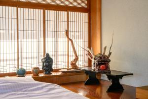 Katil atau katil-katil dalam bilik di 玉造和暖 WaDan 島根県玉造温泉街に佇む和の趣あふれる古民家旅館 supported by COCOSTAY