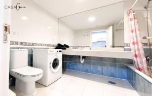 łazienka z pralką i umywalką w obiekcie Rentalfue Tamarindo 1 casa Grace w Corralejo