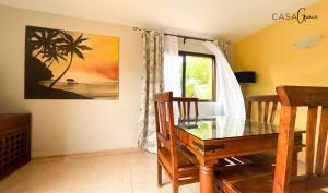 jadalnia ze szklanym stołem i oknem w obiekcie Rentalfue Tamarindo 1 casa Grace w Corralejo