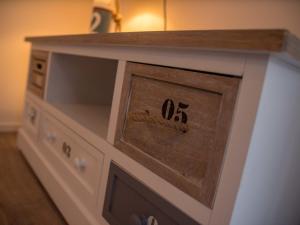 een houten kast met een klok erop bij Pier98 19 in Scharbeutz