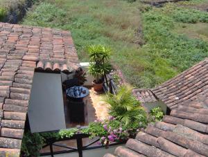 an overhead view of a patio with potted plants at Rustikale Ferienwohnung mit Balkon und Meerblick in Icod de los Vinos