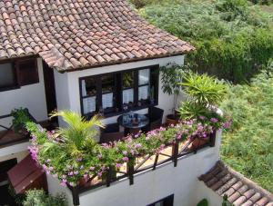 an aerial view of a house with flowers on a balcony at Rustikale Ferienwohnung mit Balkon und Meerblick in Icod de los Vinos +21 photos