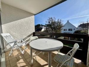 a patio with a table and chairs on a balcony at Quiberon: Appartement lumineux 2 pièces près de la plage - FR-1-478-309 in Quiberon +6 photos