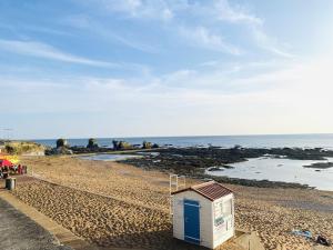 eine kleine Hütte an einem Strand mit dem Meer in der Unterkunft La grande Seibel in Les Bussolleries + 2 Fotos