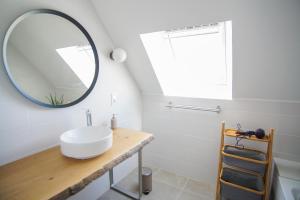 Koupelna v ubytování -GAÏA- MAISON FAMILIALE VUE MER ET JARDIN DOURVEIL + 34 fotografií