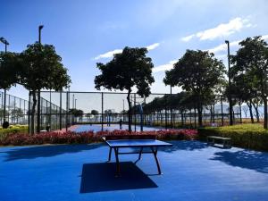 Huafu Seaview Suites内部或周边的泳池