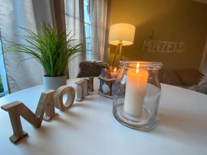a table with a candle and the word rave at Meerzeit in Zingst