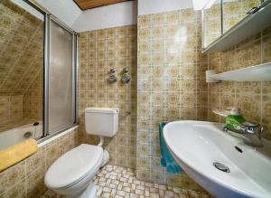 a bathroom with a toilet and a sink at Drei Tannen - Wohnung 11 - Apartmenthaus, Titisee, Feldberg in Titisee