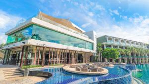 ein Gebäude mit einem Pool vor einem Gebäude in der Unterkunft Phuket Graceland Resort and Spa in Patong Beach + 37 Fotos