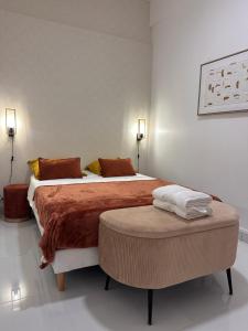 Katil atau katil-katil dalam bilik di CYRUS Hôtel -Housse cœur de ville