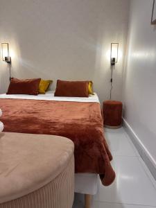 Katil atau katil-katil dalam bilik di CYRUS Hôtel -Housse cœur de ville