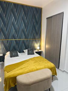 Katil atau katil-katil dalam bilik di CYRUS Hôtel -Housse cœur de ville
