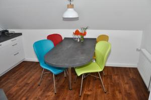 une cuisine avec une table et quatre chaises dans l'établissement Am Alten Leuchtfeuer, à Eckernförde