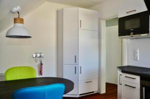 une cuisine avec une table et un meuble blanc dans l'établissement Am Alten Leuchtfeuer, à Eckernförde 17 autres photos