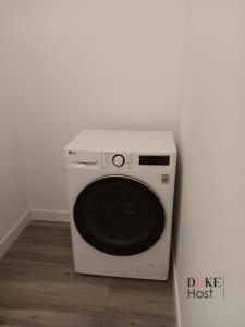 eine weiße Waschmaschine neben einer Wand in der Unterkunft Puerta de Hierro Apartments in Madrid
