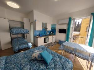 a room with two beds and a kitchen at Piccolo Scrigno in Cogoleto