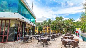 Ein Restaurant oder anderes Speiselokal in der Unterkunft Phuket Graceland Resort and Spa 