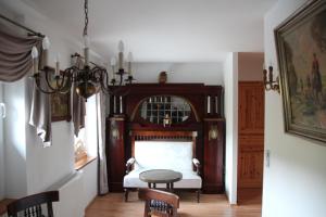 a dining room with a table and a chandelier at Ferienwohnung für bis zu 8 Personen in Sehmatal