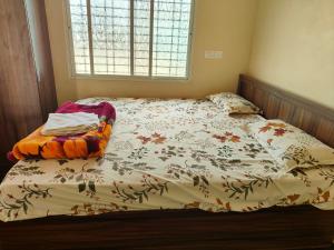 un lit avec une couette dessus dans une chambre dans l'établissement Greenland Resort and Family Restaurant, à Munirābād