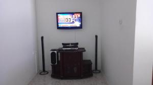 TV a/nebo společenská místnost v ubytování King Elephant, Homestay Pinnawala