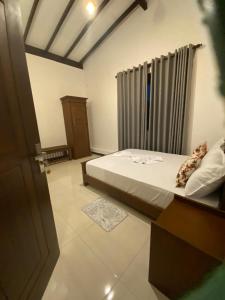 een slaapkamer met een bed en een radiator bij Nelumbo Villa 42 - oasis of relaxations in Uragasmanhandiya