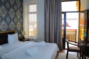 Una habitación de hotel con una cama y una ventana. en ELANI Hotel, en Samarkand 77 fotos más