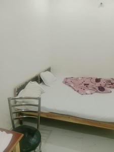 Postel nebo postele na pokoji v ubytování Keshav Niwas