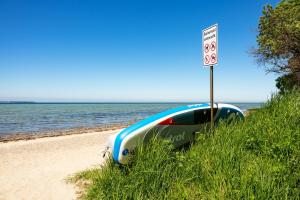 a car parked on the beach next to a speed limit sign at C 5 Premium Reethaus Delphin mit eigenem Whirlpool und Außensauna in Gramkow