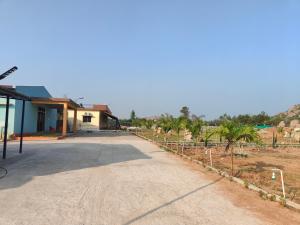 une route devant une maison avec des palmiers dans l'établissement Greenland Resort and Family Restaurant, à Munirābād 30 autres photos