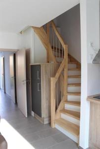 StickHaus 4711 rechtes Haus in Tossens的走廊上的木楼梯