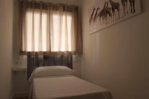 Łóżko lub łóżka w pokoju w obiekcie Hostal royal begoña