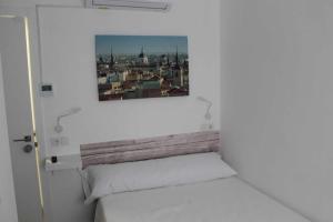 Łóżko lub łóżka w pokoju w obiekcie Hostal royal begoña