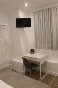 Biały pokój z białym stołem i krzesłem w obiekcie Hostal royal begoña w Madrycie +24 zdjęcia