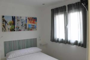Łóżko lub łóżka w pokoju w obiekcie Hostal royal begoña