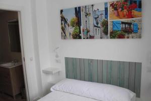 Łóżko lub łóżka w pokoju w obiekcie Hostal royal begoña
