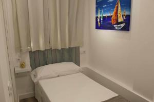 Łóżko lub łóżka w pokoju w obiekcie Hostal royal begoña