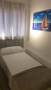 Łóżko lub łóżka w pokoju w obiekcie Hostal royal begoña