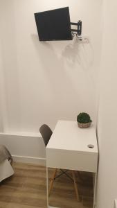 Telewizja i/lub zestaw kina domowego w obiekcie Hostal royal begoña
