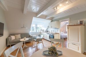 a living room with a couch and a table at Landhaus am Meer - Whg 8 Westerley in Utersum