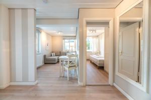 UtersumにあるLandhaus am Meer - Whg 3 Liinsandの廊下(リビングルーム、ダイニングルーム付)